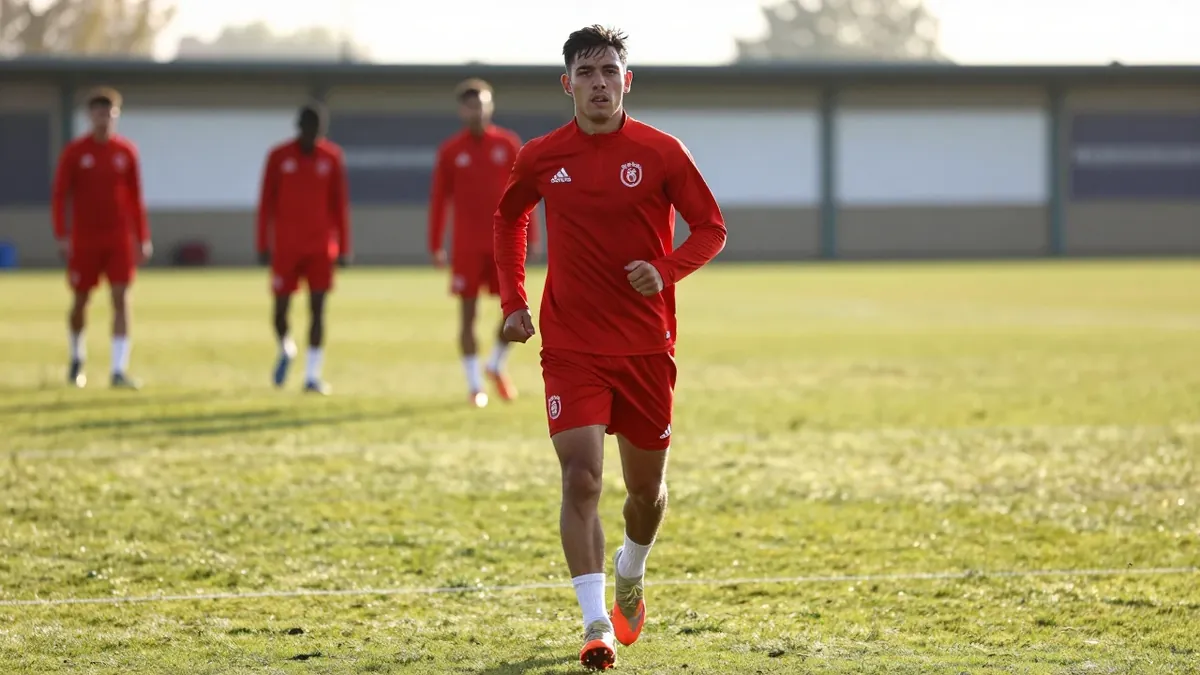 El delantero de 19 años superó las pruebas médicas en Tokio y ya trabaja con el grupo de Thomas Christiansen, que prepara...